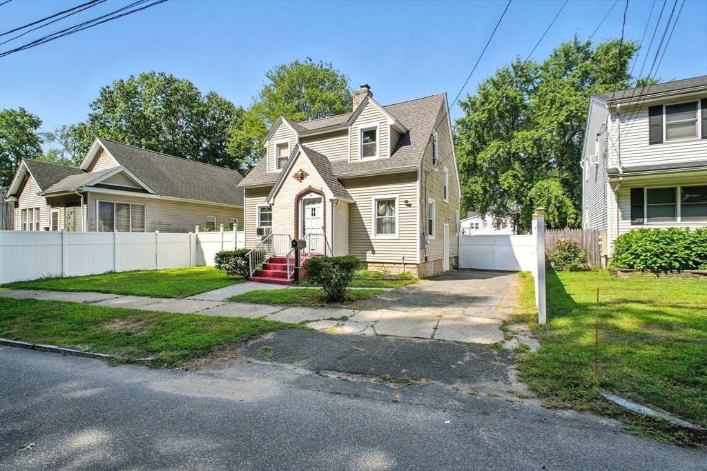 90 St James Circle Springfield, MA 01104 - Photo 3 of 23