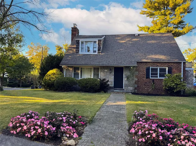 $1,375,000 | 301 Park Lane | Douglaston