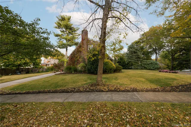 $1,375,000 | 301 Park Lane | Douglaston