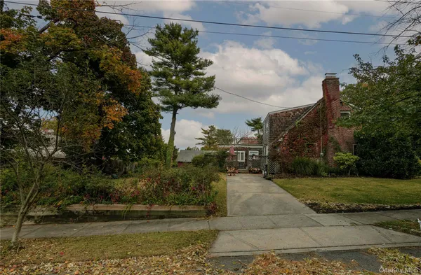 a view of yard with tree in front of it