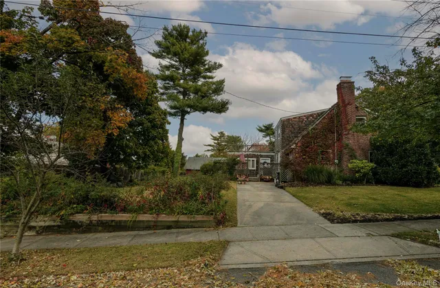 $1,375,000 | 301 Park Lane | Douglaston