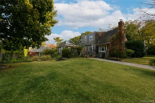 a view of house with garden