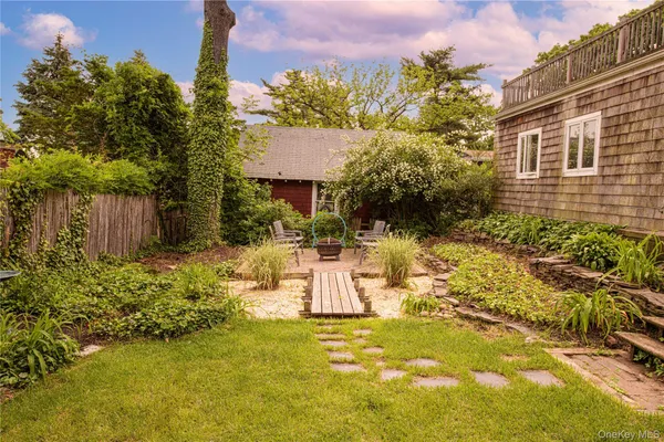 a view of a fountain in front of house
