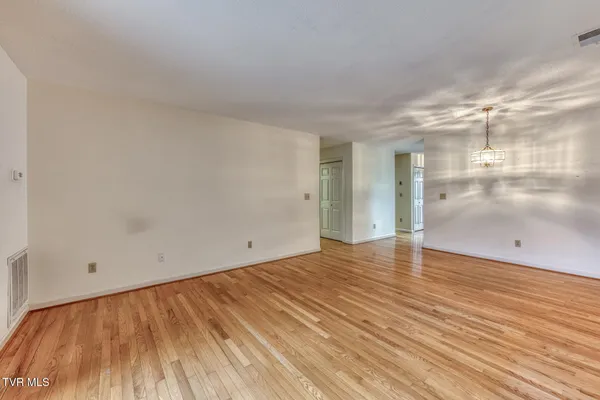 $250,000 | 600 Fleetwood Drive, Unit 404, Kingsport, TN 37660