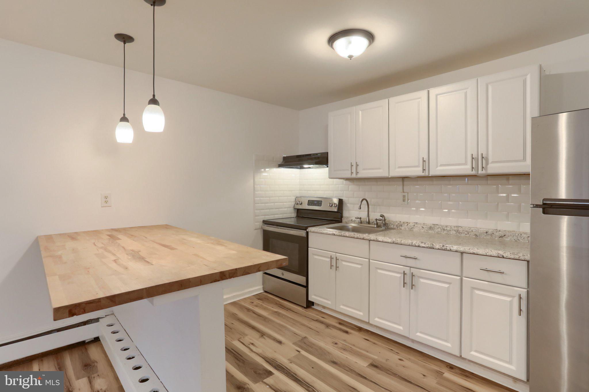 825 Scull Street Lebanon, PA 17046 - Photo 10 of 24 Large island/breakfast bar and tiled backsplash.