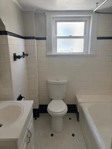 $1,300 | 638 Locust Street, Unit 2, Fall River, MA 02720