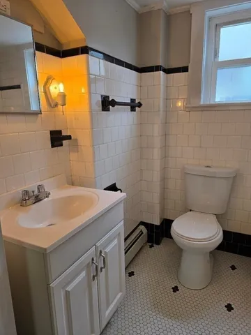 $1,300 | 638 Locust Street, Unit 2, Fall River, MA 02720