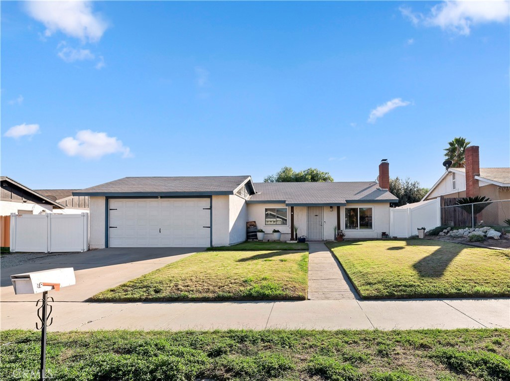 25143 Sugar Hill Road Moreno Valley, CA 92553 - Photo 4 of 28 a view of a house with swimming pool and a yard
