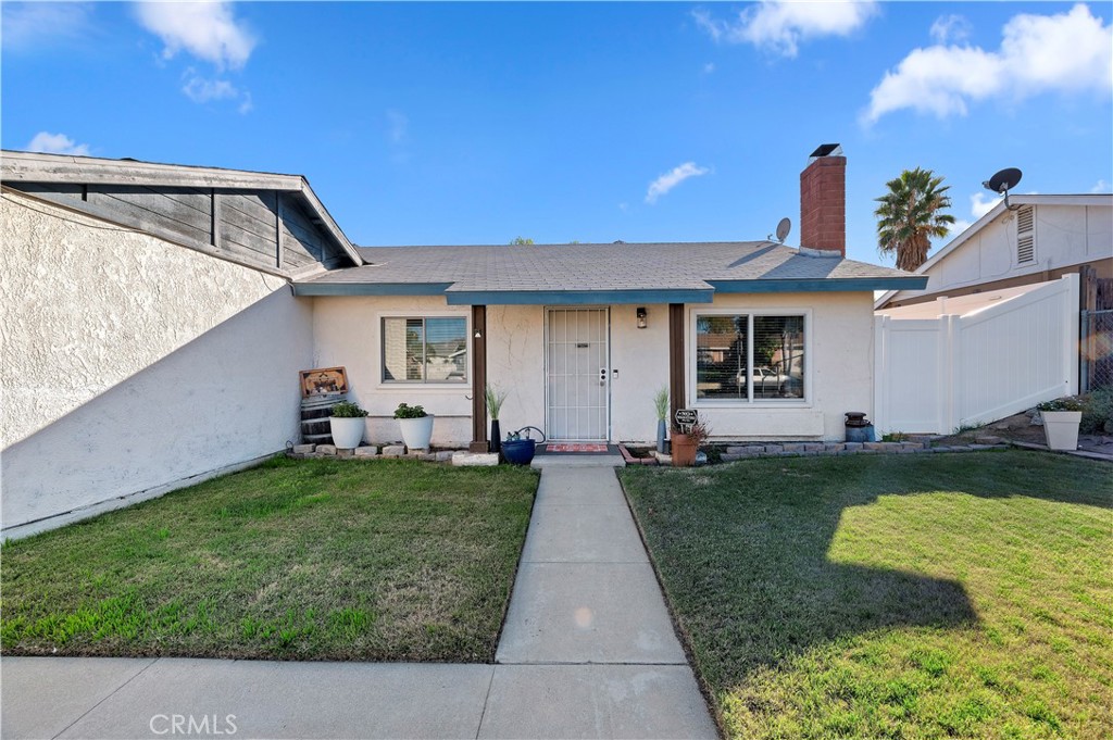 25143 Sugar Hill Road Moreno Valley, CA 92553 - Photo 6 of 28 a front view of a house with a garden
