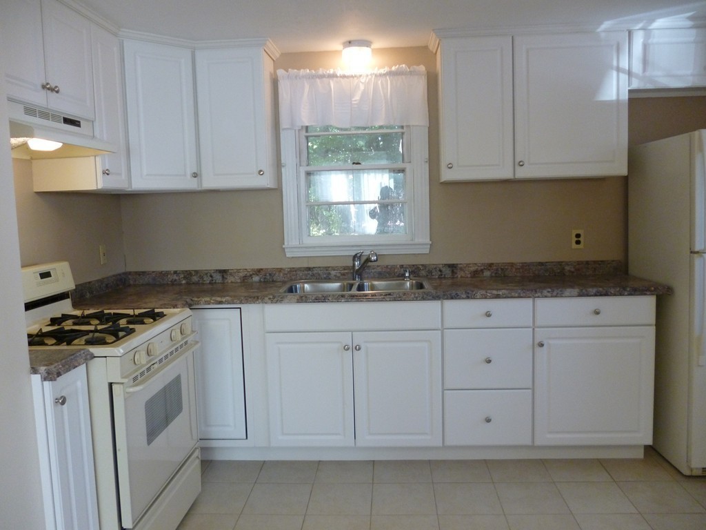 121 Hamilton Road Wrentham, MA 02093 - Photo 6 of 15