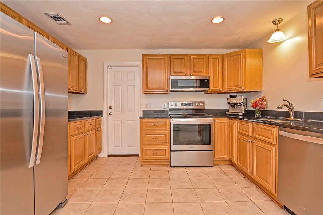 135 Sowams Road Barrington, RI 02806 - Photo 12 of 33 Gallery Image 12