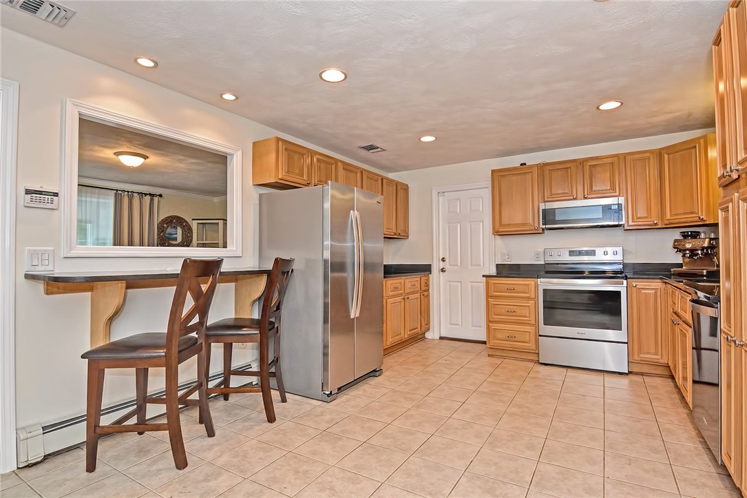 135 Sowams Road Barrington, RI 02806 - Photo 9 of 33 Gallery Image 9