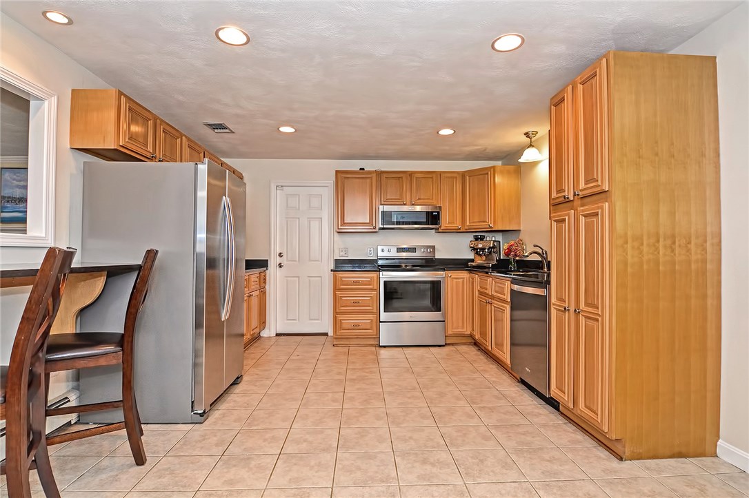 135 Sowams Road Barrington, RI 02806 - Photo 10 of 33 Gallery Image 10