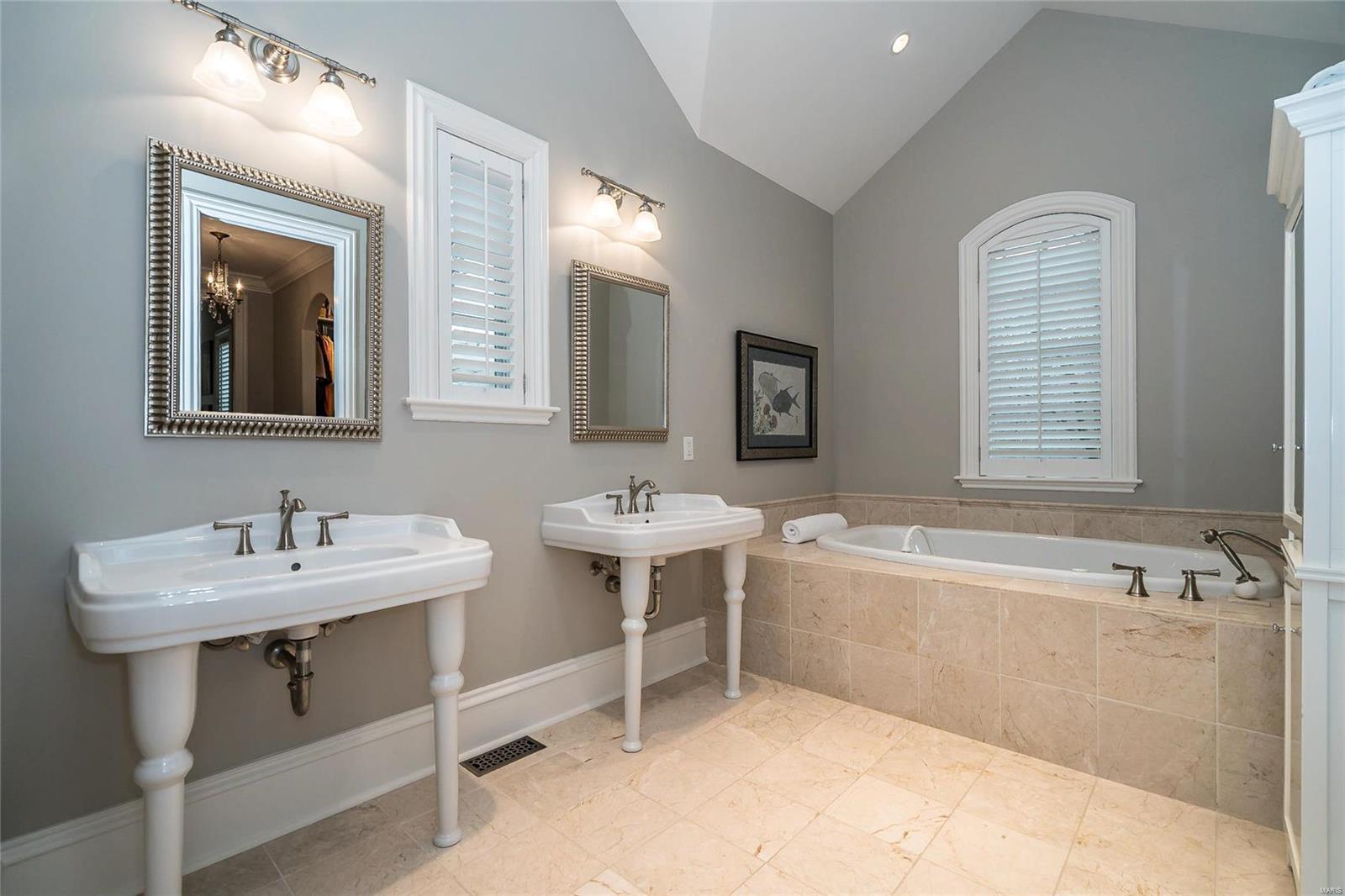 2 Radnor Road Huntleigh, MO 63131 - Photo 24 of 40