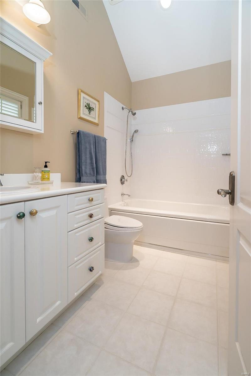 2 Radnor Road Huntleigh, MO 63131 - Photo 30 of 40