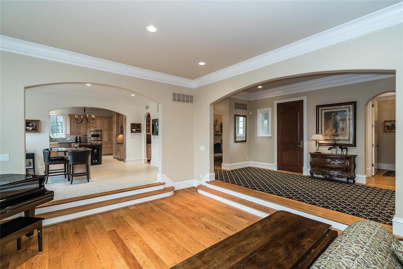 2 Radnor Road Huntleigh, MO 63131 - Photo 7 of 40