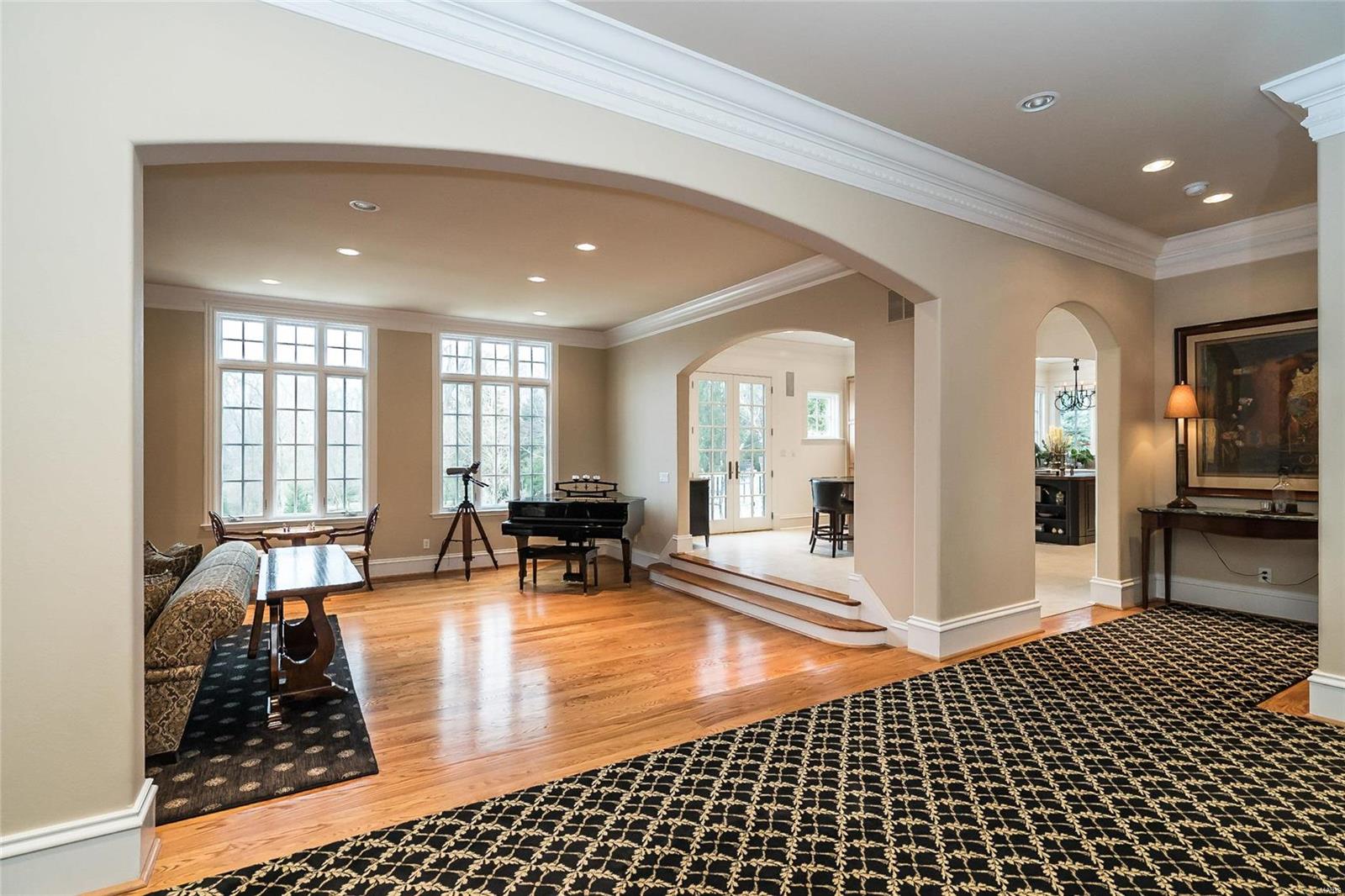 2 Radnor Road Huntleigh, MO 63131 - Photo 8 of 40