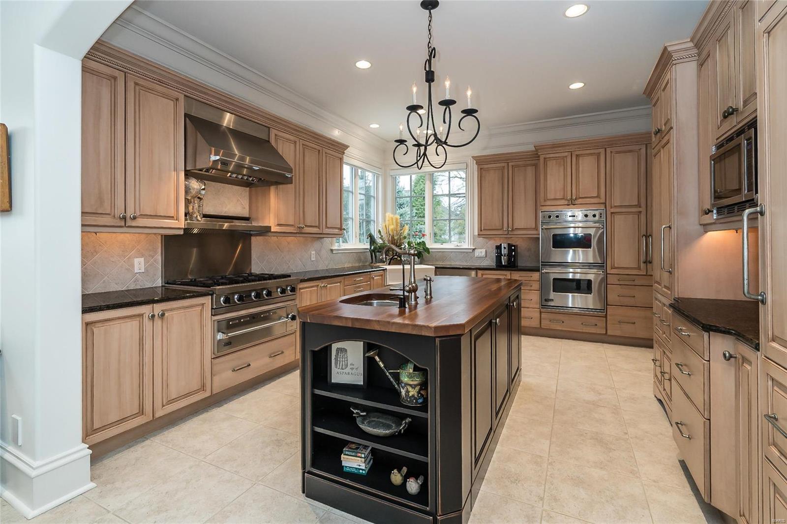 2 Radnor Road Huntleigh, MO 63131 - Photo 10 of 40