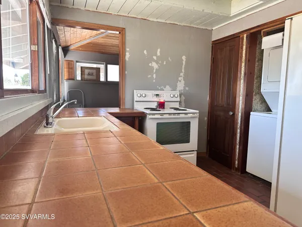 a view of a utility room with washer and dryer