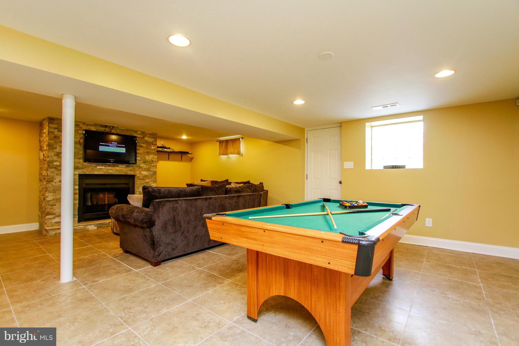 6202 Collinsway Road Baltimore, MD 21228 - Photo 20 of 30 a room with table and chairs