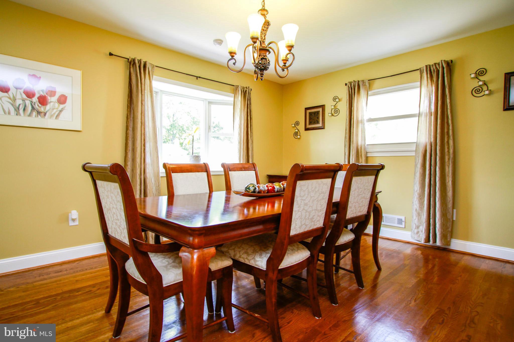 6202 Collinsway Road Baltimore, MD 21228 - Photo 3 of 30 a dining room with furniture and window