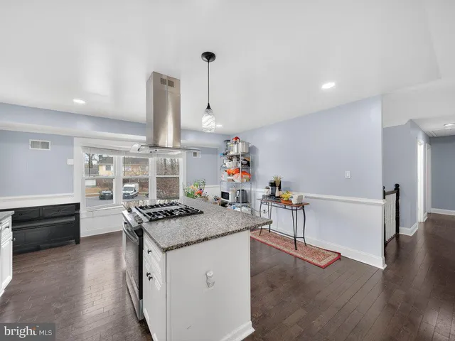 a kitchen that has a lot of cabinets in it