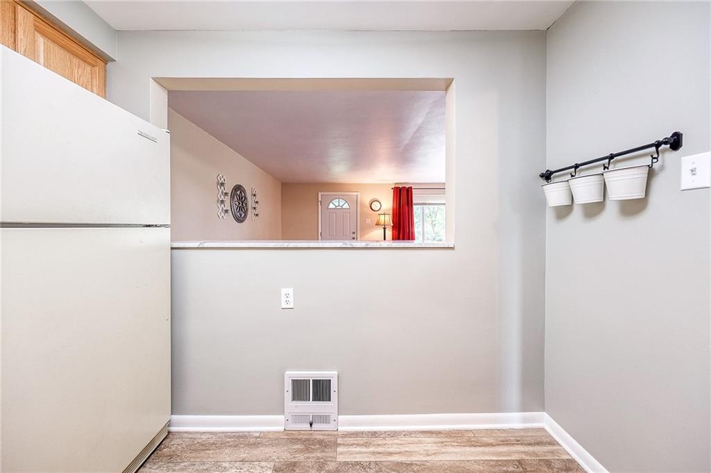 1566 Greentree Road Pittsburgh, PA 15220 - Photo 11 of 28 Gallery Image 11
