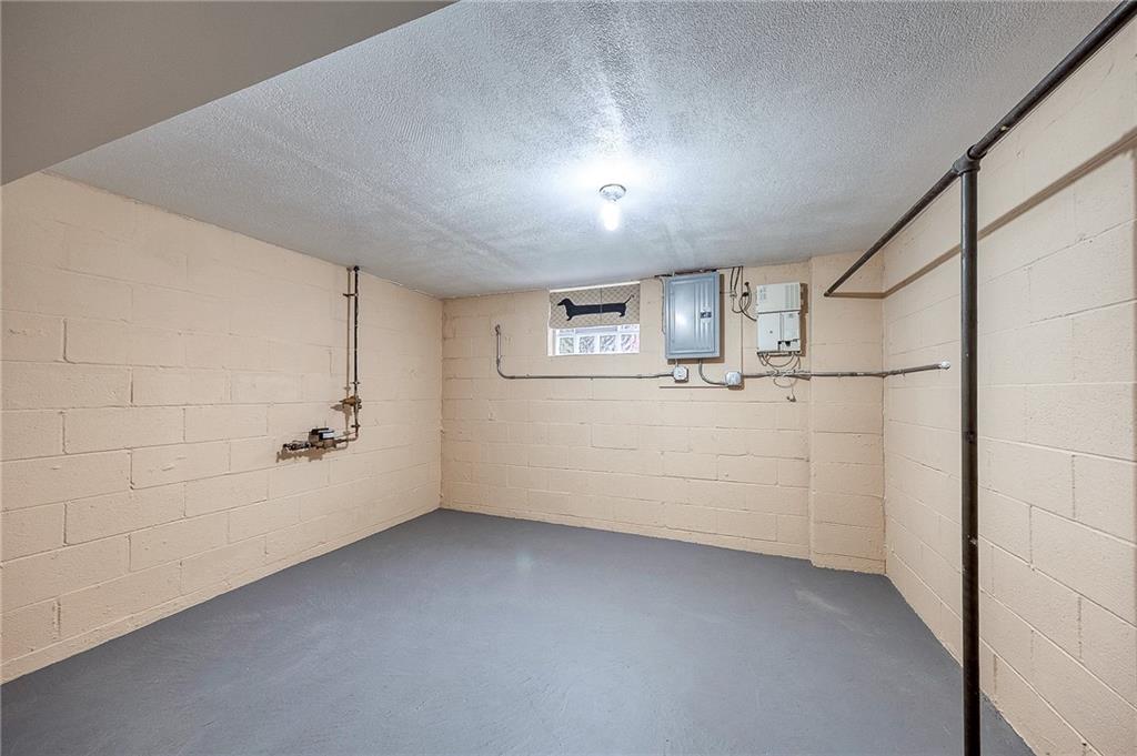 1566 Greentree Road Pittsburgh, PA 15220 - Photo 23 of 28 Gallery Image 23