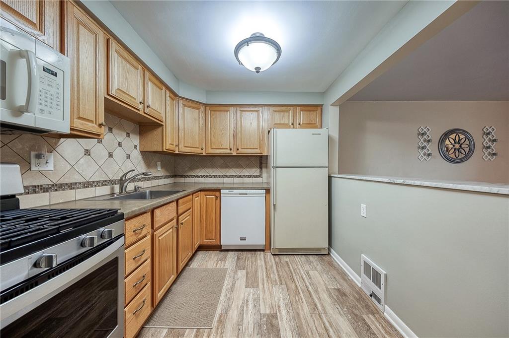 1566 Greentree Road Pittsburgh, PA 15220 - Photo 8 of 28 Gallery Image 8