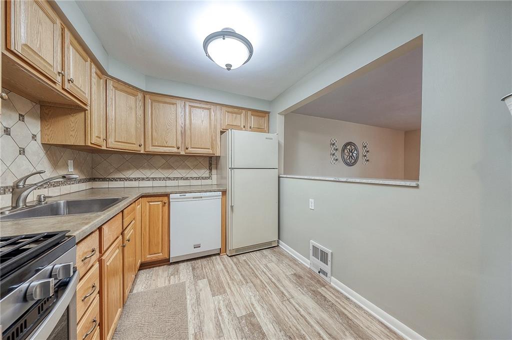 1566 Greentree Road Pittsburgh, PA 15220 - Photo 9 of 28 Gallery Image 9