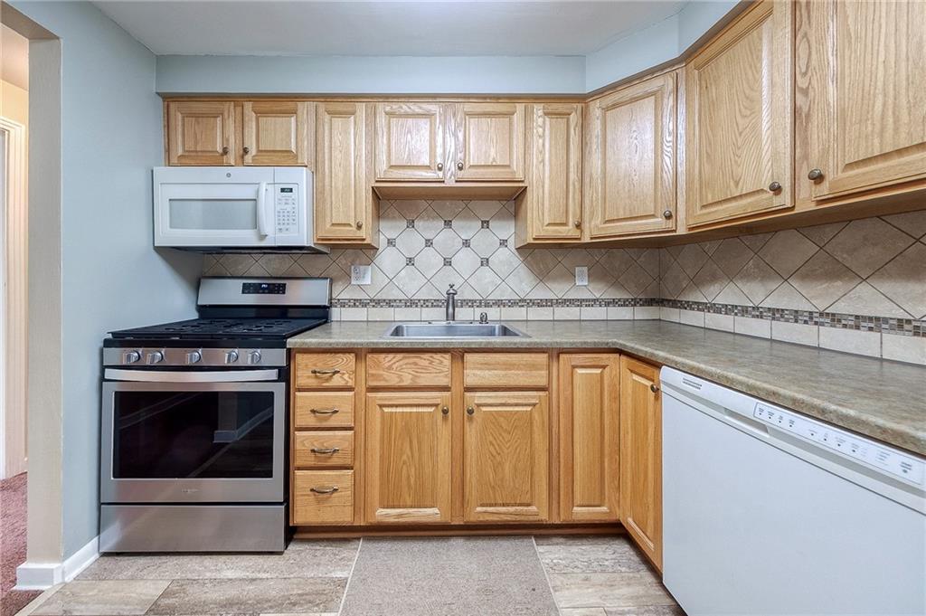1566 Greentree Road Pittsburgh, PA 15220 - Photo 10 of 28 Gallery Image 10