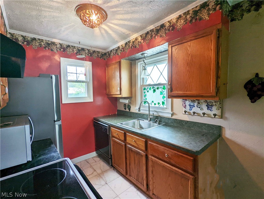 18902 Homeway Road Cleveland, OH 44135 - Photo 5 of 16 Great Step-saving Kitchen