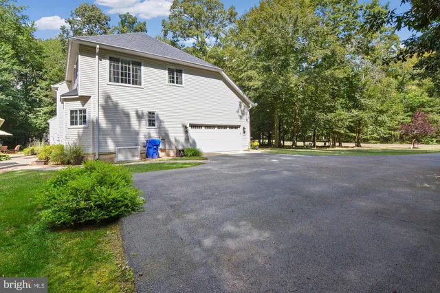 a view of a house with backyard and garden