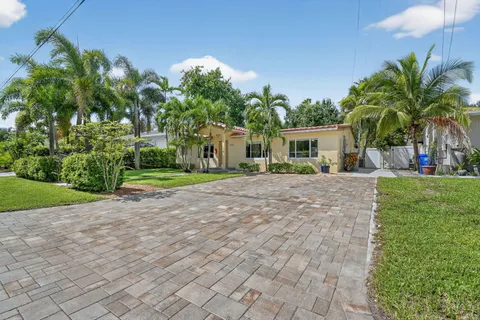 a view of outdoor space yard and porch
