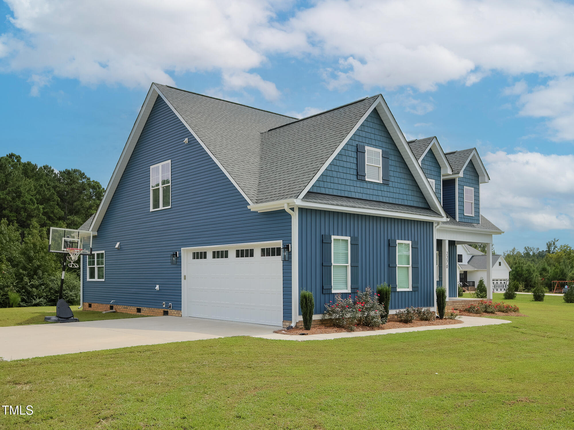 007_2270_Medlin_Front_of_House