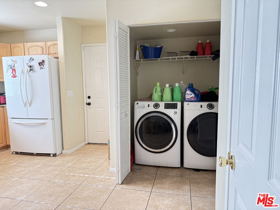 18238 Kalin Ranch Drive Victorville, CA 92395 - Photo 17 of 33 a utility room with dryer and washer