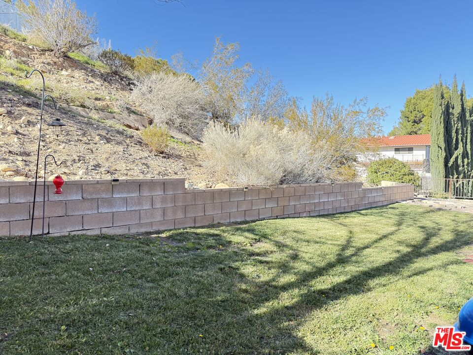 18238 Kalin Ranch Drive Victorville, CA 92395 - Photo 30 of 33 a view of a yard with wooden fence