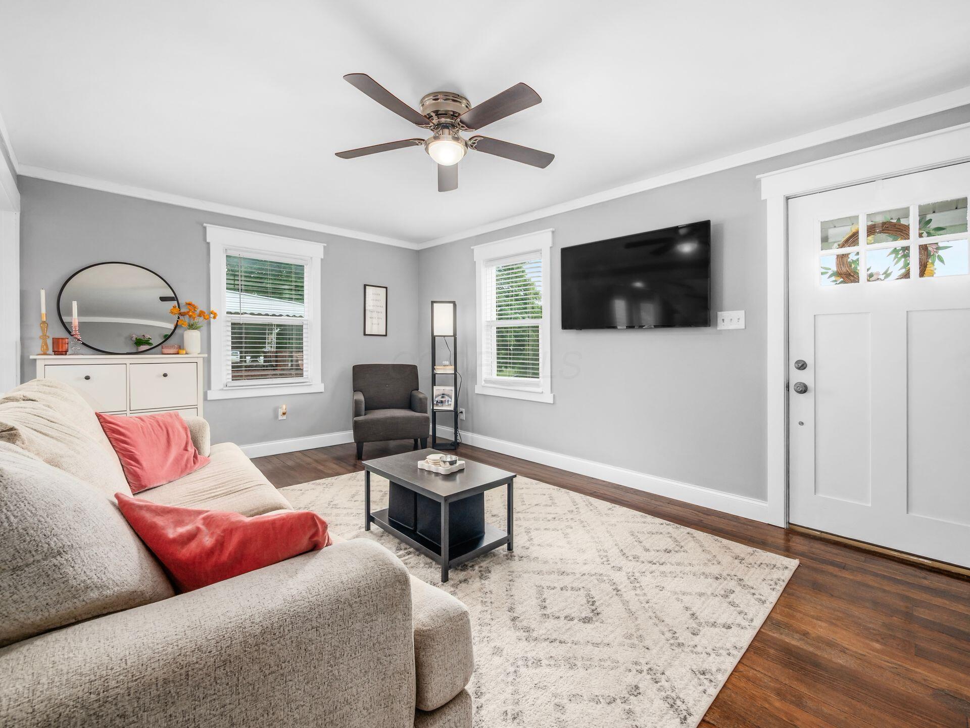233 Demorest Road Columbus, OH 43204 - Photo 3 of 30 Living Room