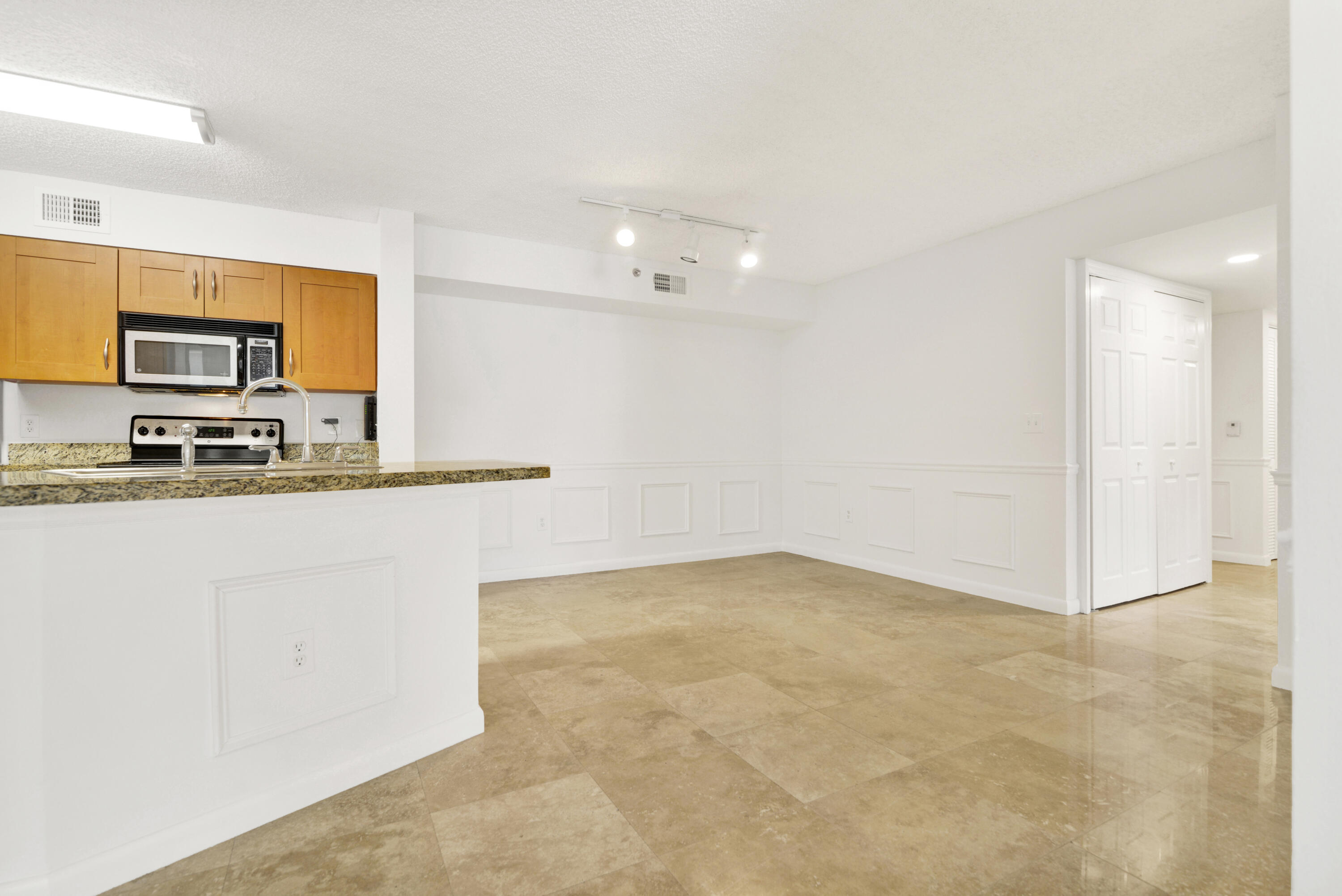 3143 Clint Moore Road, Unit 105 Boca Raton, FL 33496 - Photo 4 of 49 DINNING