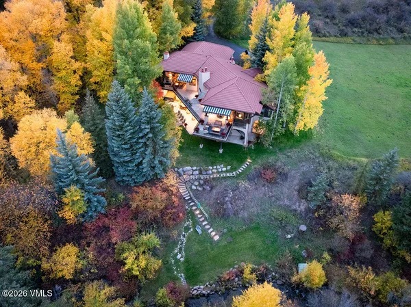 a view of a house with a backyard