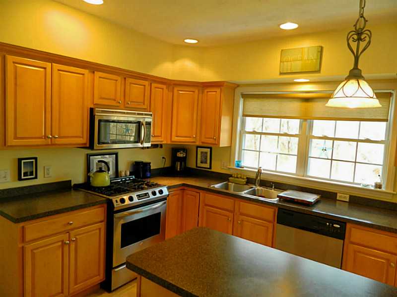 36 River View Road Narragansett, RI 02882 - Photo 11 of 16 Kitchen.