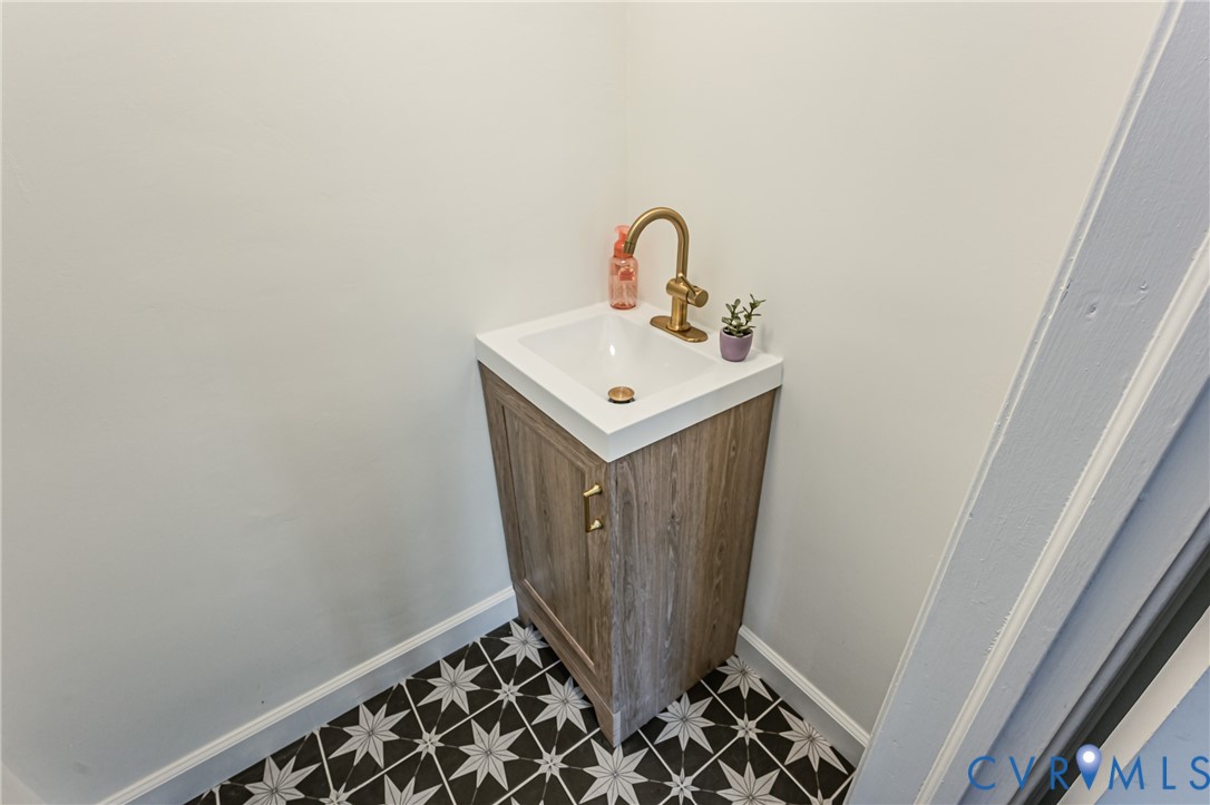 401 Caroline Street Ashland, VA 23005 - Photo 10 of 63 a bathroom with a sink and mirror