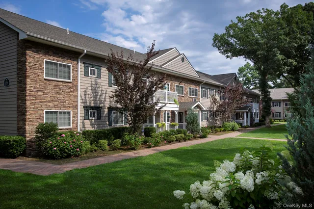 $2,240 | 556 New Highway, Unit 42E, Hauppauge, NY 11788