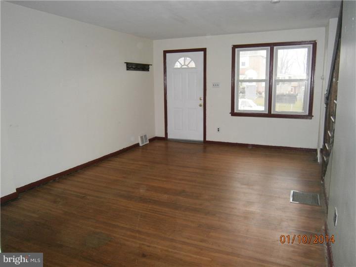 2084 Kent Road Folcroft, PA 19032 - Photo 5 of 10 Living Room