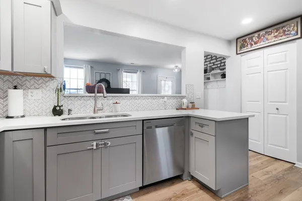 $2,700 | 986 Four Seasons Boulevard, Unit 986, Aurora, IL 60504