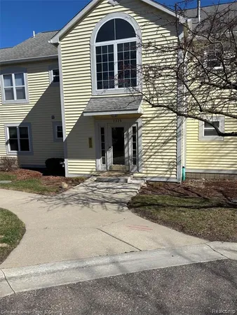 $2,100 | 2225 South Huron Parkway, Unit 2, Ann Arbor, MI 48104