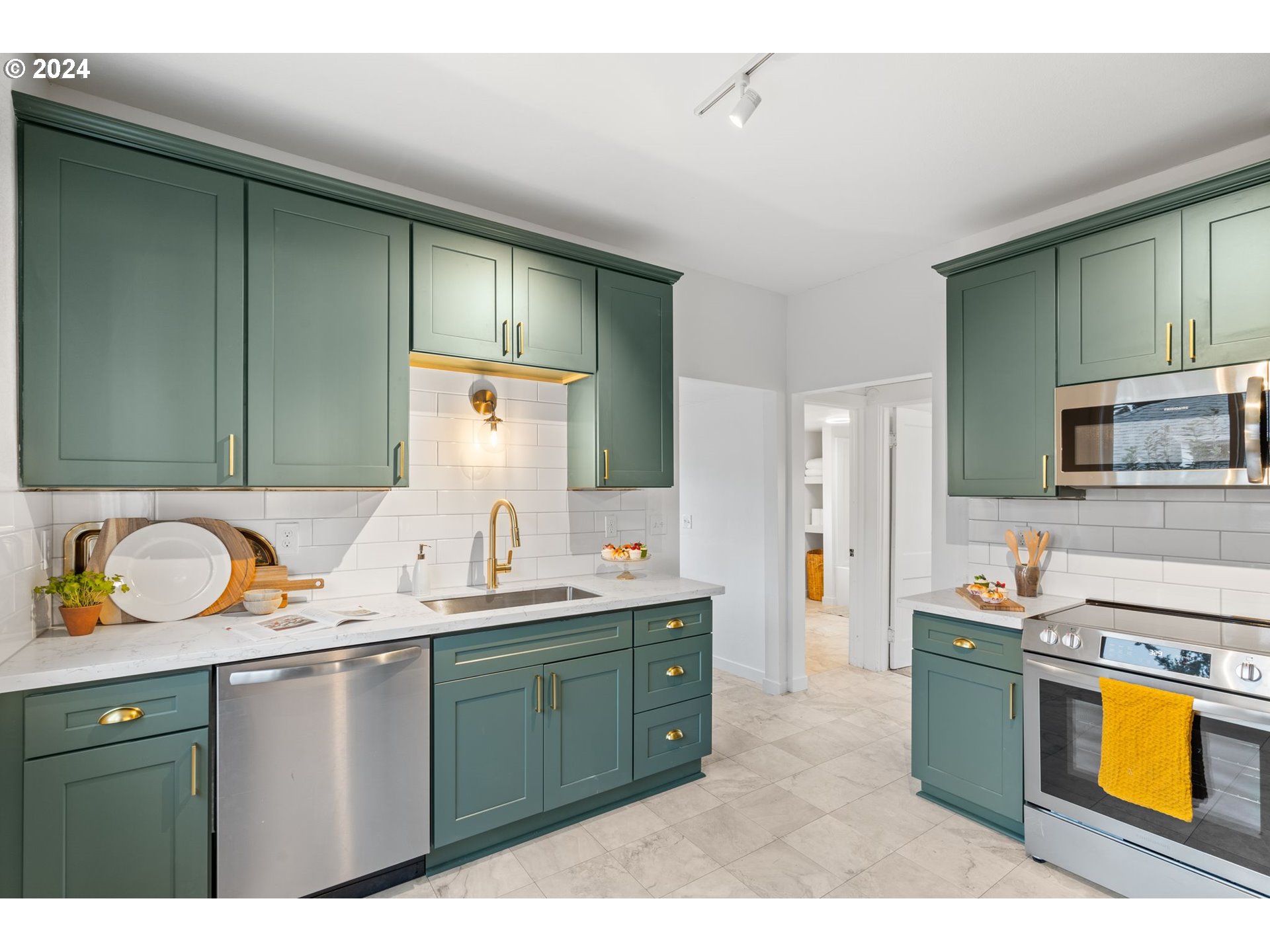 856 Northeast 68th Avenue Portland, OR 97213 - Photo 5 of 17 Gallery Image 5
