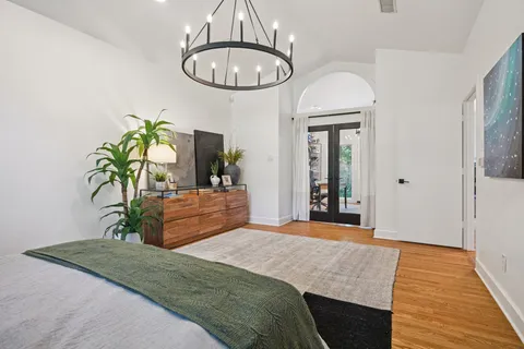 a view of livingroom with furniture