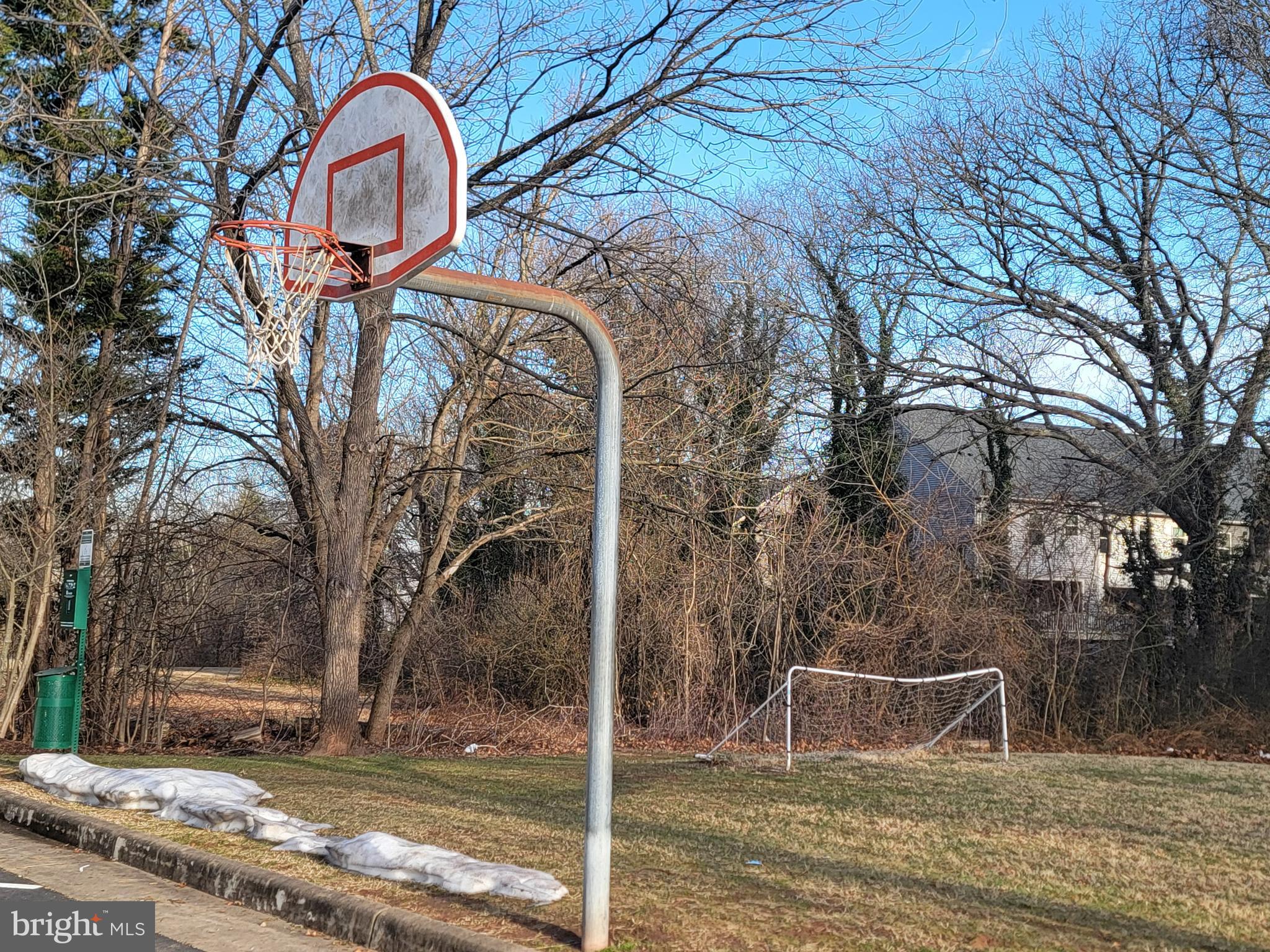 9210 Caspian Way, Unit 302 Manassas, VA 20110 - Photo 27 of 40 a backyard of a house with lots of trees