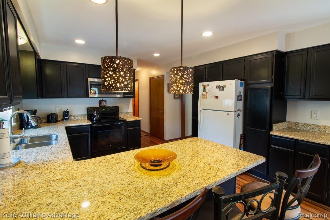 991 Dressler Lane Rochester, MI 48307 - Photo 10 of 36 DresslerLn_991_Kitchen_04.jpg